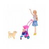 Lėlė su šunimis vaikiškame vežimėlyje