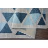 Pilkas kilimas su mėlynais trikampiais