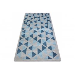 Pilkas kilimas su mėlynais trikampiais