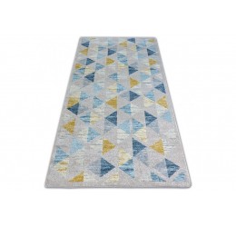Stačiakampis kilimas su geltonais ir mėlynais trikampiais