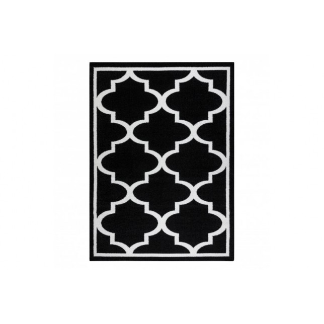 Juodas kilimas su baltomis detalėmis