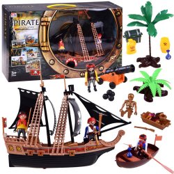 Piratų laivas su figūrėlėmis